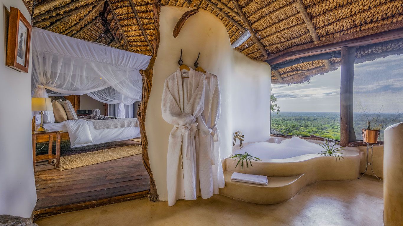 EKM Room10BathTubBed