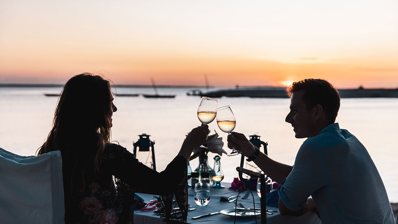 kilindi couple beach diner